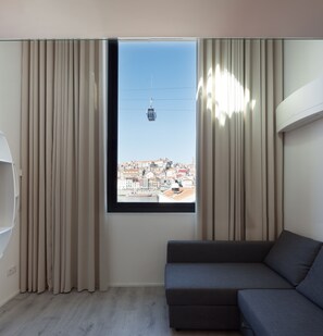 Nhà Duplex Deluxe, 1 phòng ngủ, quang cảnh sông | Phòng khách | TV màn hình phẳng 50-inch có truyền hình cáp, TV 