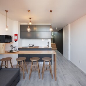 Deluxe Duplex, 1 Bedroom, River View | Private kitchenette | Fridge, microwave, stovetop, coffee/tea maker - 7g Roaster Apartments (Vila Nova de Gaia)
