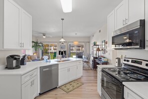 Refrigerador, microondas, horno y parrilla de estufa 