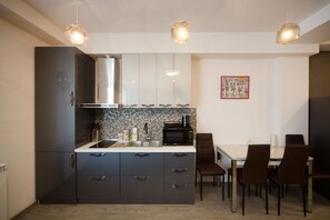 Fridge, microwave, oven, stovetop - LUX apartment (Borjomi)
