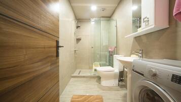 Douche, articles de toilette gratuits, sĂšche-cheveux