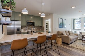 Een koelkast, een magnetron, een oven, een kookplaat