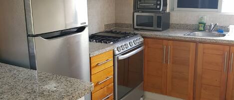 Refrigerador, microondas, horno, placa de cocina