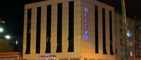 Fassade der Unterkunft – Abend/Nacht