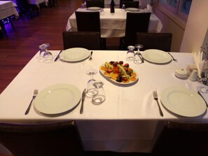 Se sirven desayunos, comidas y cenas 