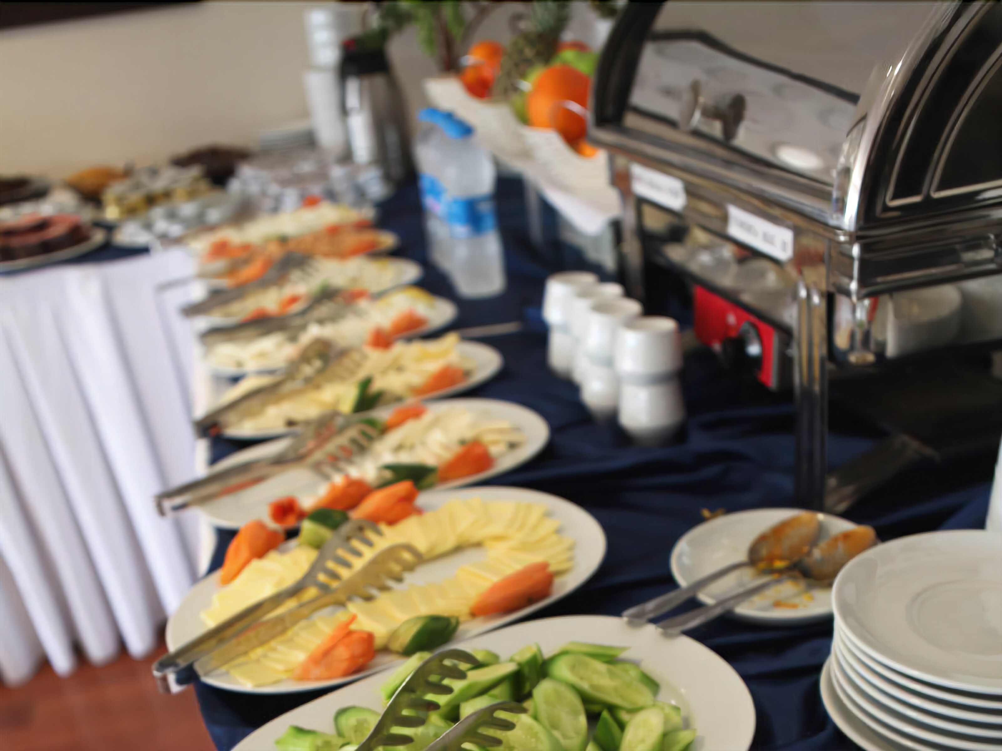 Een buffet met verschillende gerechten en bestek.