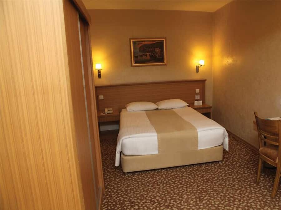 Double Room | Minibar, desk, free WiFi
