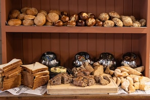 Breakfast buffet - Nir David Country Lodge (Emek HaMaayanot)
