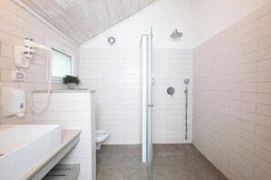Separate bathtub and shower, free toiletries, towels - Nir David Country Lodge (Emek HaMaayanot)