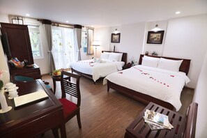 Chambre familiale, balcon, vue sur la ville | Literie de qualité, minibar, coffre-fort, bureau
