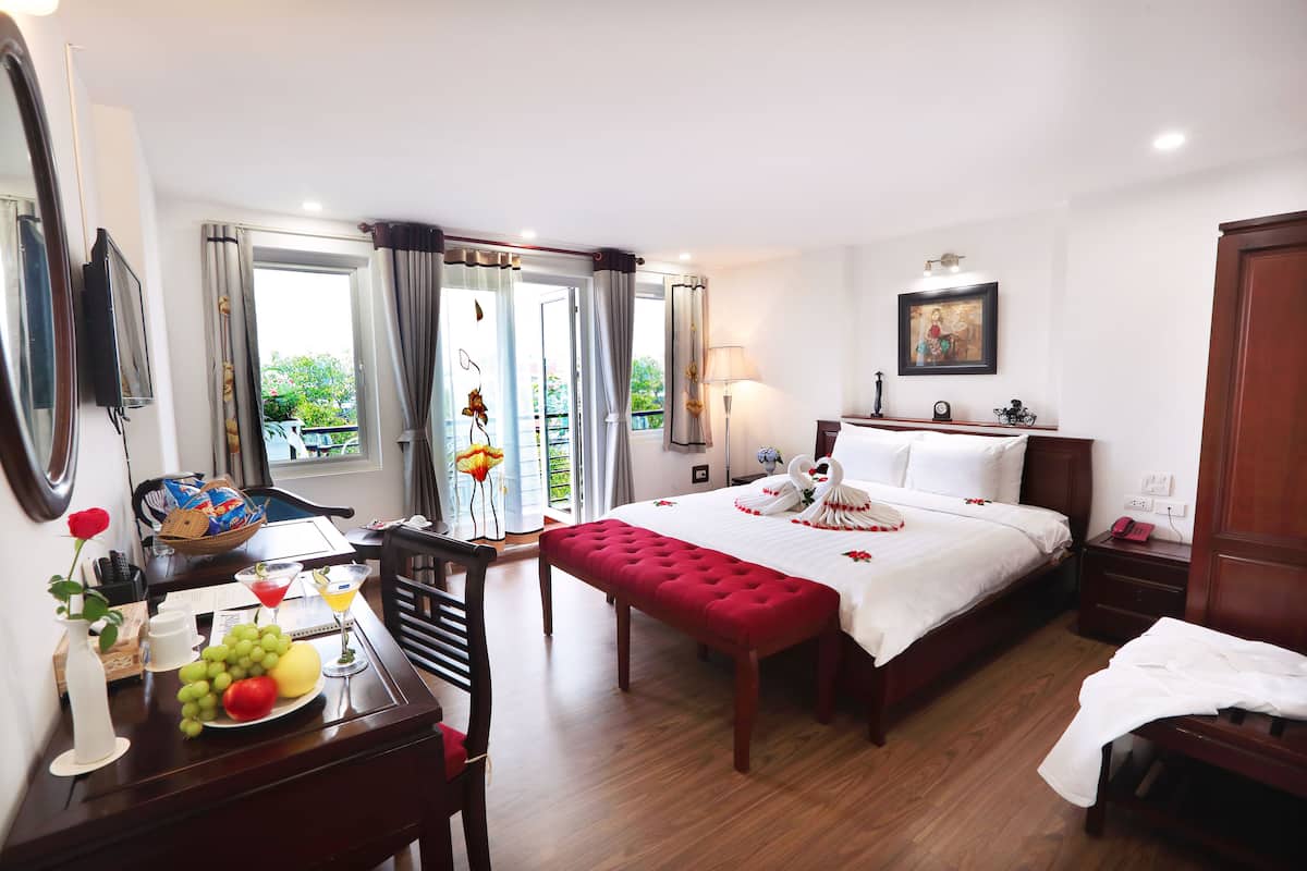 Honeymoon Room, Balcony | 1 bedroom, premium bedding, minibar, in-room safe