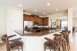 Kjøleskap, mikrobølgeovn, ovn og oppvaskmaskin