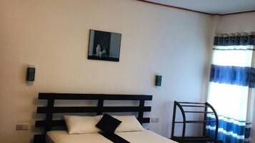 Quarto casal superluxo, 1 cama Queen, banheiro privativo, vista para a lagoa | Roupas de cama antialérgicas, frigobar, escrivaninha