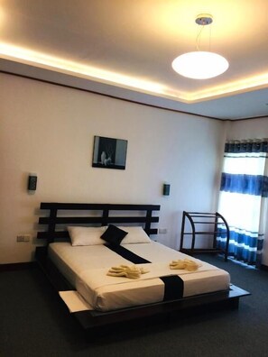 Luxury Double Room, 1 Queen Bed, Private Bathroom, Lagoon View | Hypo-allergenic bedding, minibar, desk, soundproofing - Nico Lagoon Hotel (Negombo)