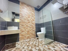 Deluxe Room, 1 King Bed | Bathroom | Shower, free toiletries, hair dryer, slippers