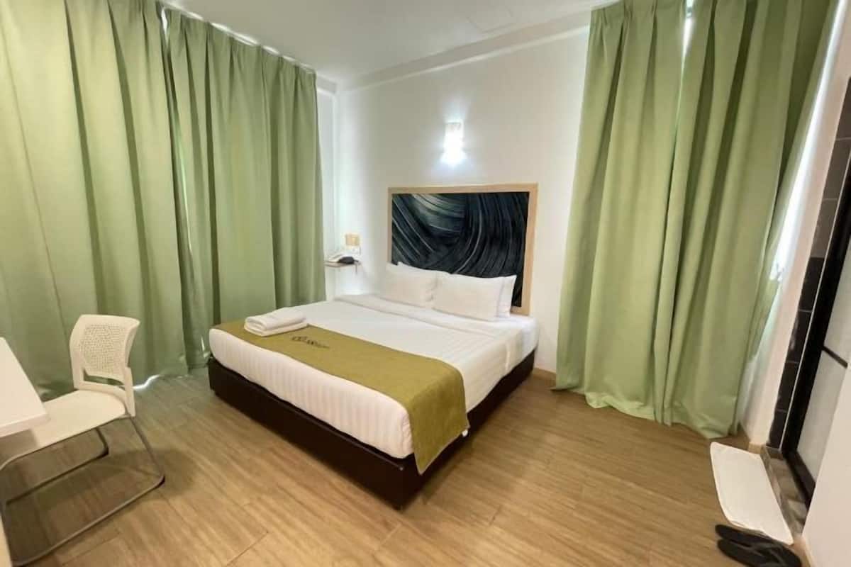 Skrivebord, strykejern/-brett, wi-fi (inkludert) og sengetøy