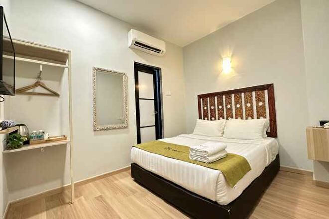 Escritorio, tabla de planchar con plancha, wifi gratis y ropa de cama