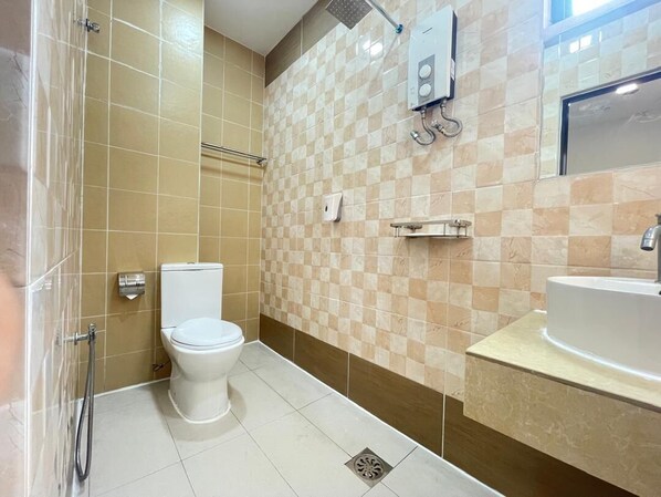 A bathroom with a toilet, shower, and sink. - S8 Boutique Hotel (Sepang)