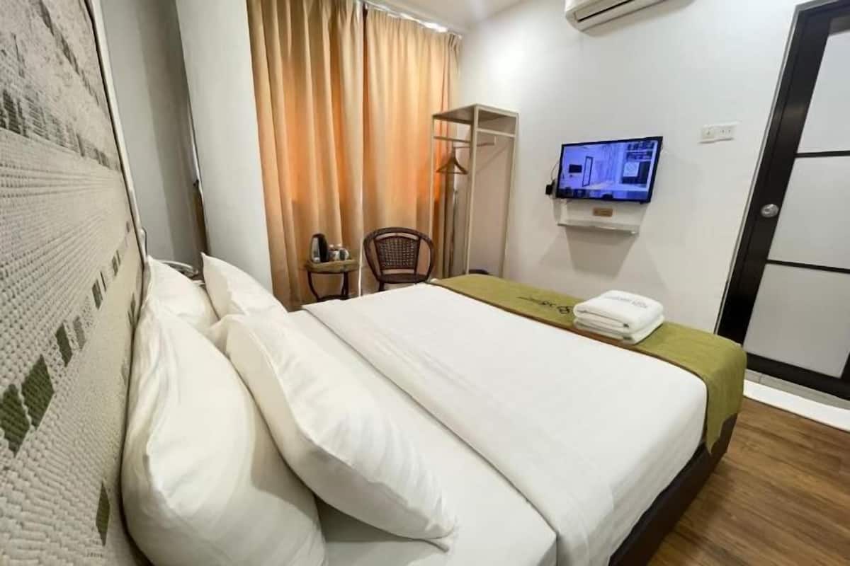 Desk, iron/ironing board, free WiFi, bed sheets