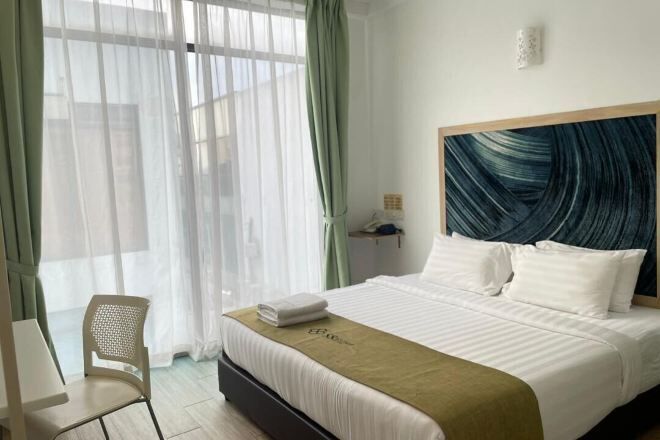 Escritorio, tabla de planchar con plancha, wifi gratis y ropa de cama