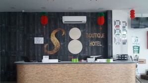 Una mesa de recepción con un letrero que dice "S8 Boutique Hotel".