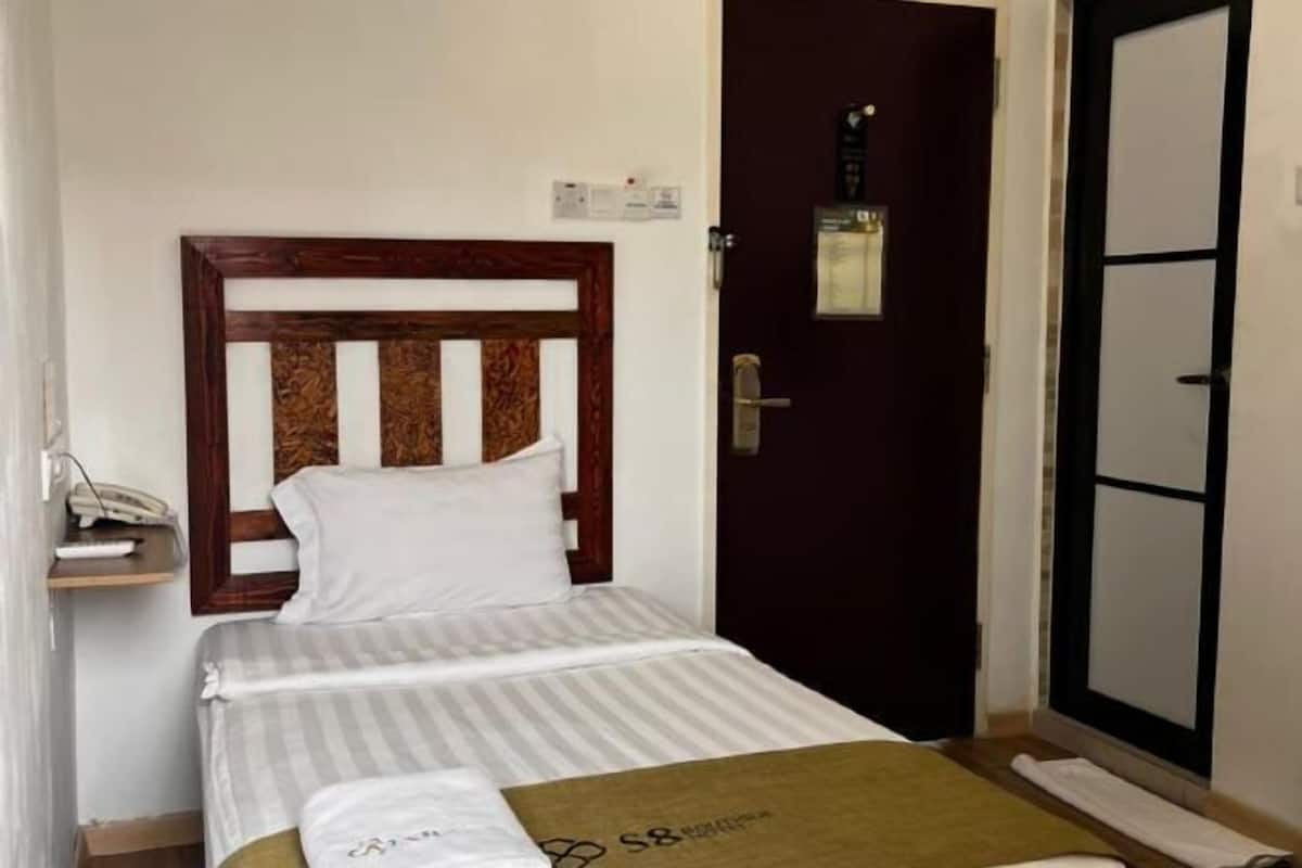 Skrivebord, strykejern/-brett, wi-fi (inkludert) og sengetøy