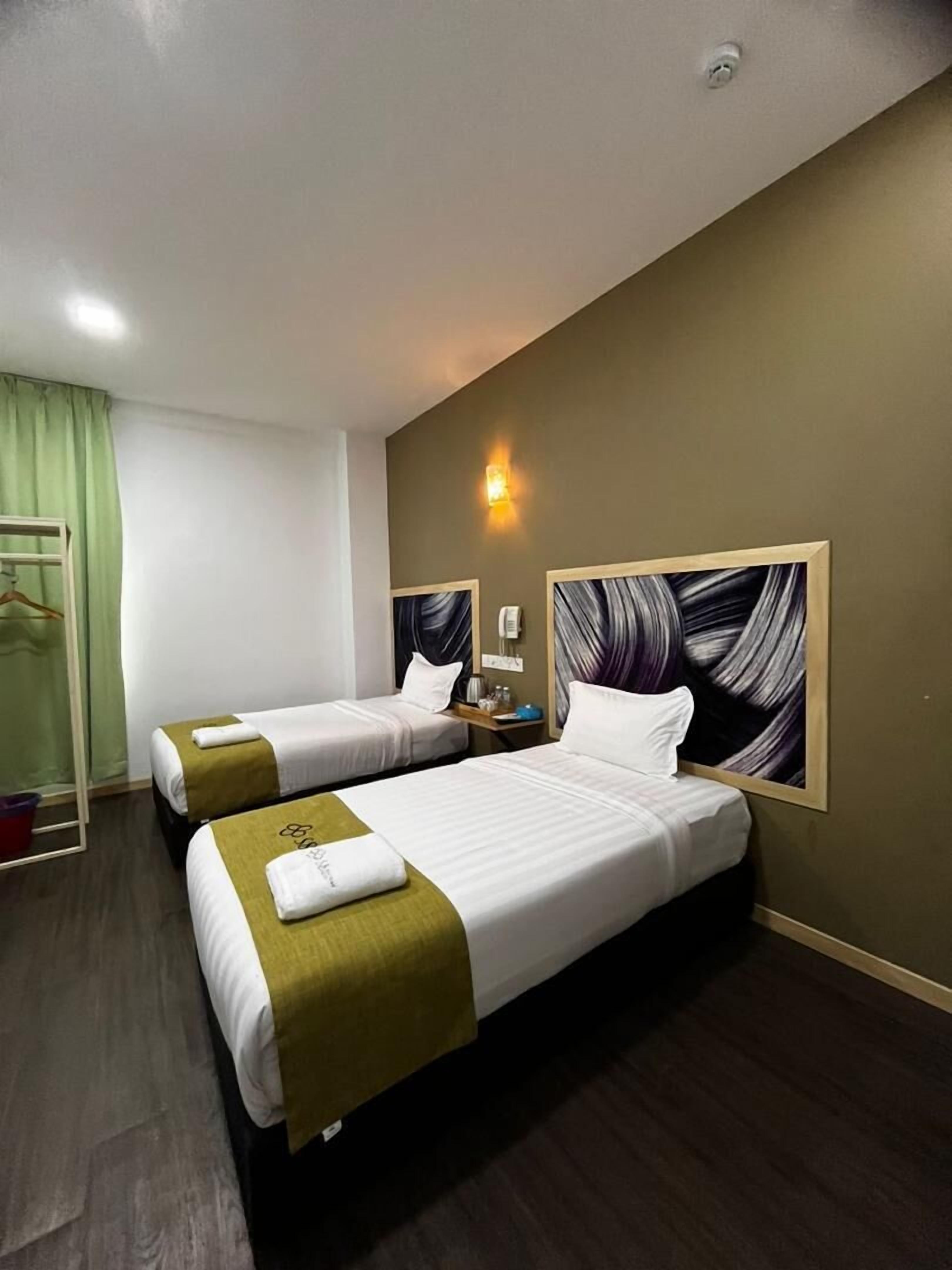 Deluxe Twin Room | Desk, iron/ironing board, free WiFi, bed sheets