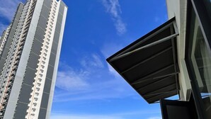 Un rascacielos bajo un cielo azul despejado.