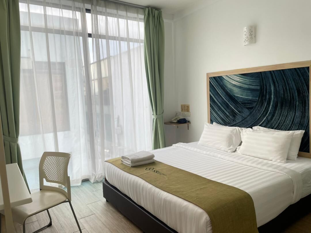 Rom – deluxe, 1 kingsize-seng | Skrivebord, strykejern/-brett, wi-fi (inkludert) og sengetøy