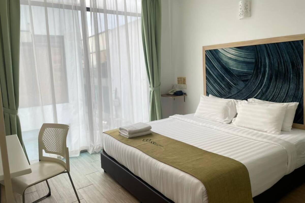 Habitación Deluxe, 1 cama de matrimonio grande | Escritorio, tabla de planchar con plancha, wifi gratis y ropa de cama