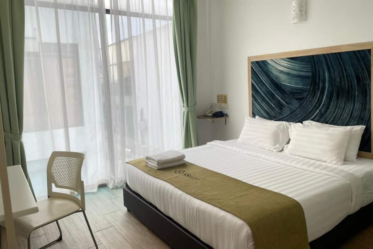 Deluxe kamer, 1 kingsize bed | Een bureau, een strijkplank/strijkijzer, gratis wifi, beddengoed