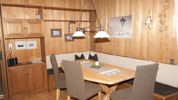 Comfort Chalet, 2 Bedrooms, Mountain View, Mountainside | In-room dining