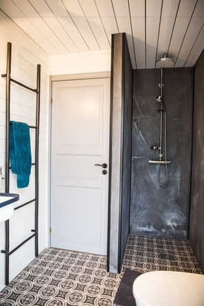 Cabane Luxe, 2 chambres | Douche de la salle de bain