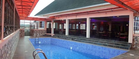 Außenpool, Sonnenschirme, Liegestühle