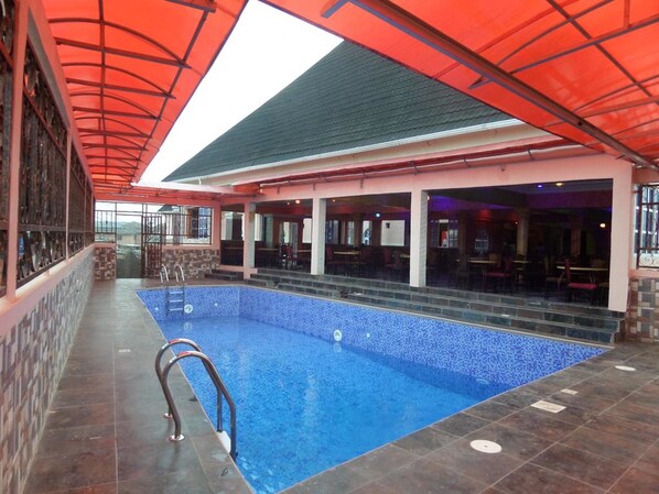Piscine extérieure, parasols de plage, chaises longues