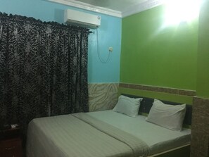 De Zone Deluxe  | Premium bedding, in-room safe, desk, iron/ironing board - De Zone Hotel (Lagos)