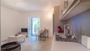 Vila, 2 quartos | Cozinha privada | Cafeteira/chaleira, geladeira grande, micro-ondas, fogão