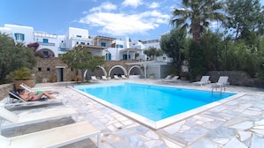 Piscina externa, guarda-sóis, espreguiçadeiras
