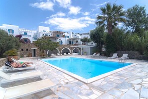 Outdoor pool, pool umbrellas, pool loungers - Villa Alexandra (Mykonos)