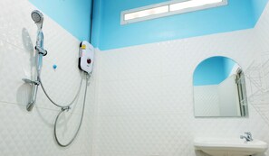 Villa with Mountain View | Badeværelse | Bruser, gratis toiletartikler, hårtørrer, håndklæder