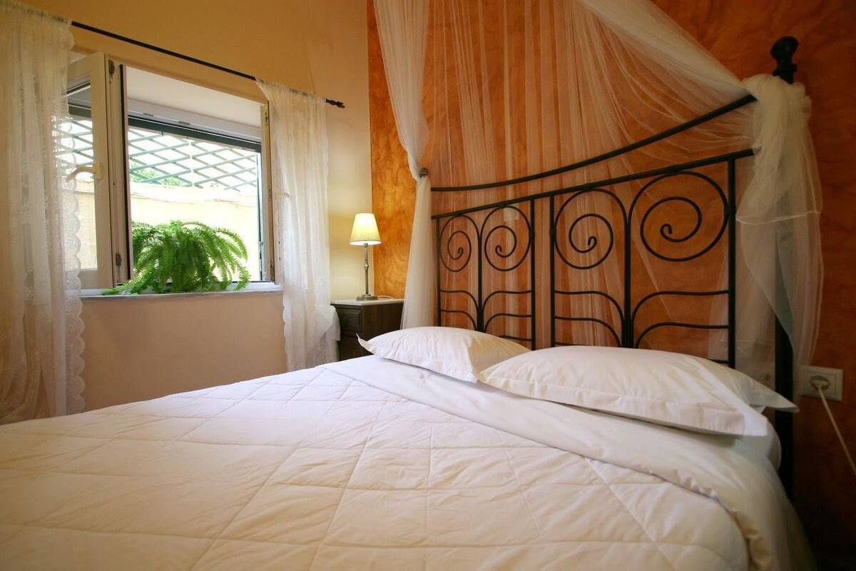 Family Suite, Fireplace | Meja, langsir/tirai gelap terus, kalis bunyi, seterika/papan seterika