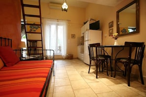 Living area - Meliti Guesthouse (Aigialeia)