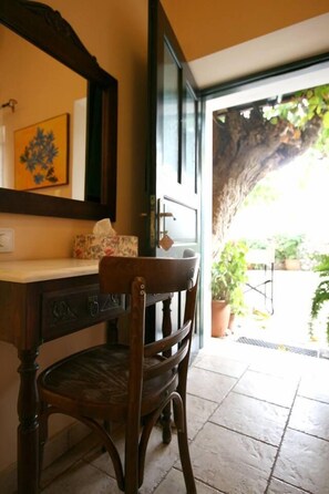 Family Suite, Fireplace | Living area | Flat-screen TV - Meliti Guesthouse (Aigialeia)