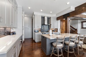 冰箱、微波炉、烤箱、炉灶