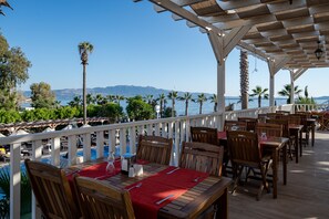 Outdoor dining - Golden Beach Bodrum By Jura - All Inclusive (Bodrum)