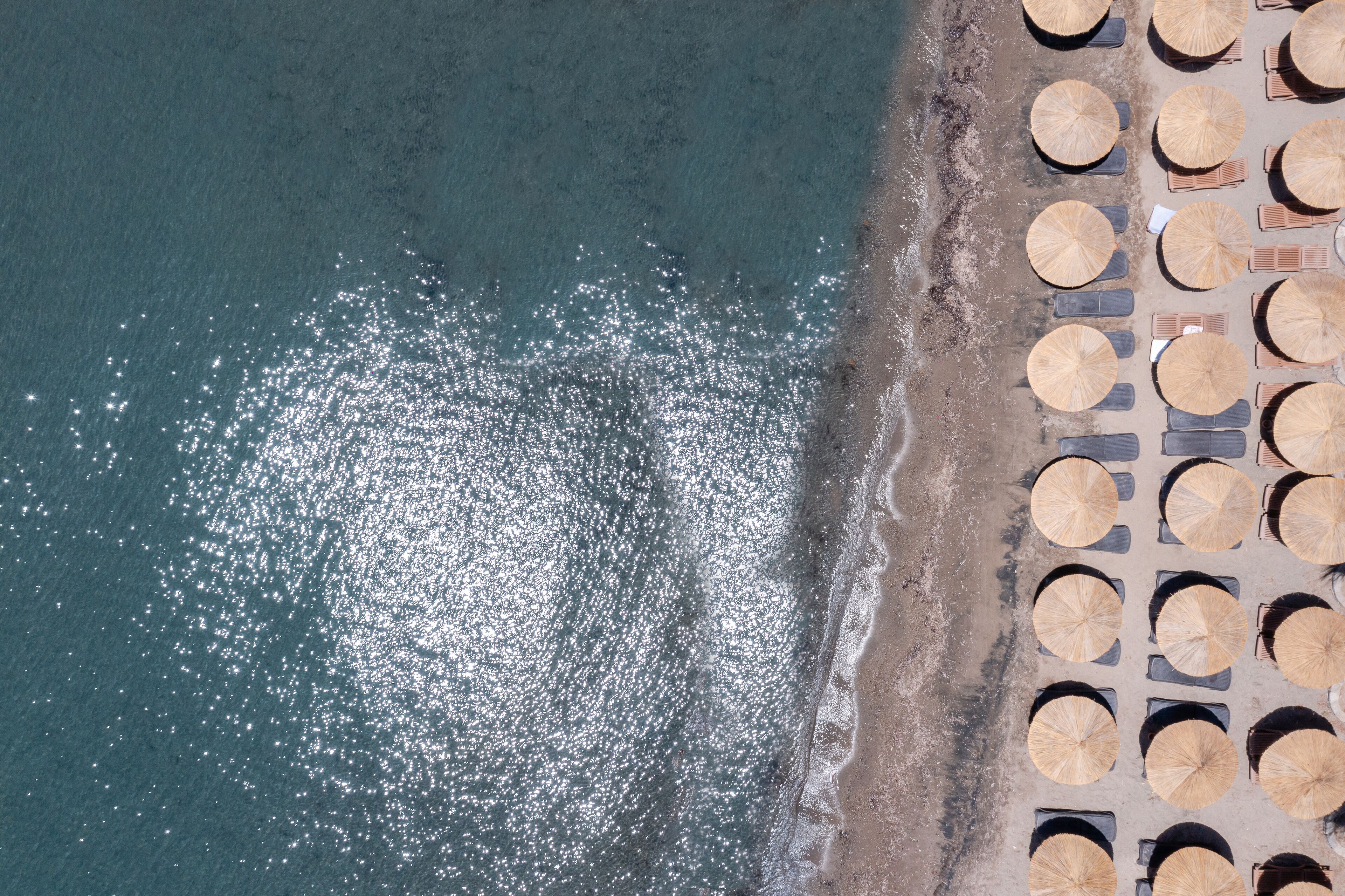 Aan een privéstrand, wit zand, gratis strandhuisjes, ligstoelen