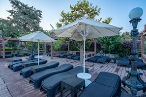 สระว่ายน้ำในร่ม, สระว่ายน้ำกลางแจ้ง, ร่มริมสระว่ายน้ำ