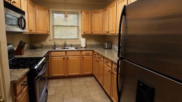 雪櫃、微波爐、焗爐、爐具