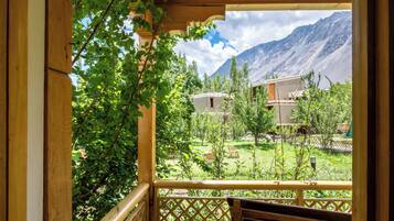 Rom – deluxe, 1 dobbeltseng, fjellutsikt, ved fjell | Balkong