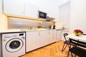Superior Apartment | Private kitchen | Fridge, microwave, stovetop, coffee/tea maker - Galerie 18 Apartments (Vienna)